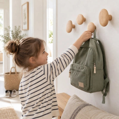 patere-bois-adele-fille-accroche-son-sac