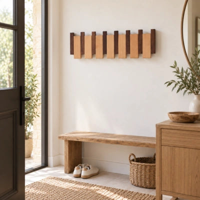 Patère murale Élise en bois installée au-dessus d’un banc dans une entrée lumineuse.