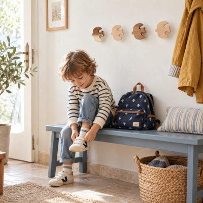 patere-oiseau-mathilde-enfant-met-son-soulier