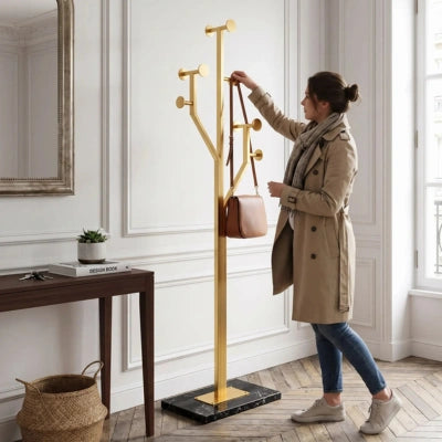 porte-manteau-sur-pied-cecile-accroche-son-manteau