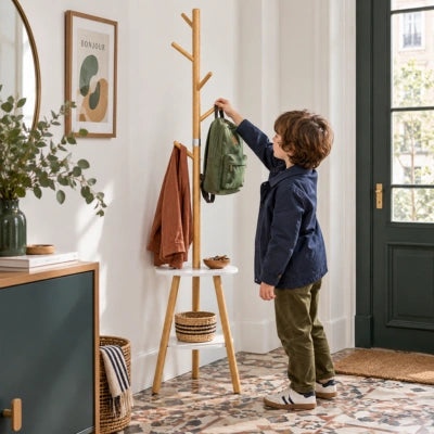 porte-manteau-sur-pied-colette-garcon-accroche-son-sac