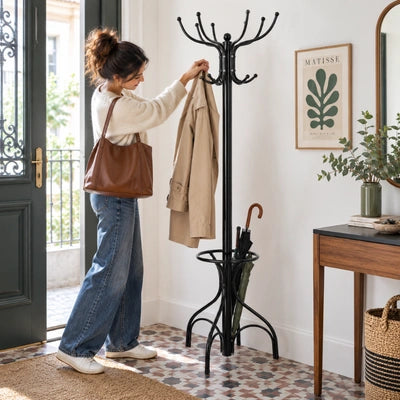 porte-manteau-sur-pied-dominique-accroche-son-manteau