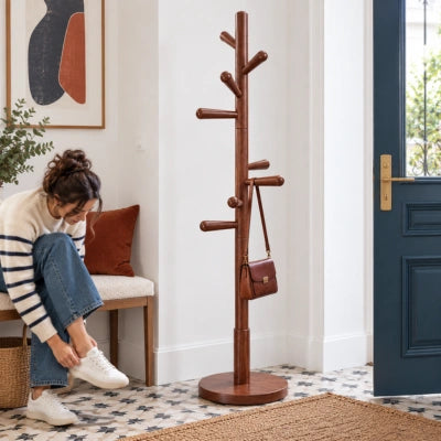 porte-manteau-sur-pied-henriette-se-prepare-a-sortir