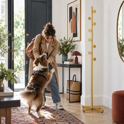 porte-manteau-sur-pied-jacqueline-accueillee-son-chien