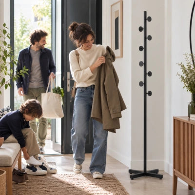 porte-manteau-sur-pied-laure-famille-arrive-a-la-maison