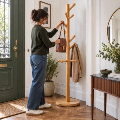 porte-manteau-sur-pied-yolande-accroche-son-sac