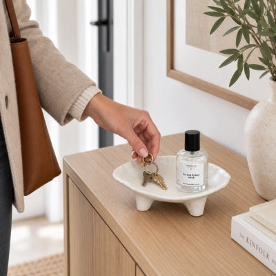 vide-poche-marcelle-depose-ses-cles-dans-le-vide-poche-blanc